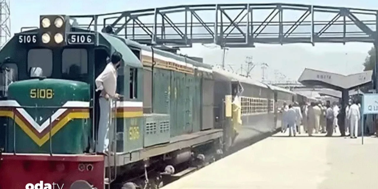 Pakistan'da trene saldırı: 450 yolcu rehin alındı