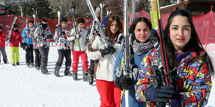 Palandöken'deki tüm lise öğrencilerine kayak dersi veriliyor