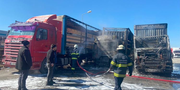 Park halindeki 3 TIR'da yangın