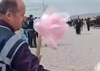 Polis, engelli satıcının pamuk şekerlerini satın alarak dağıttı