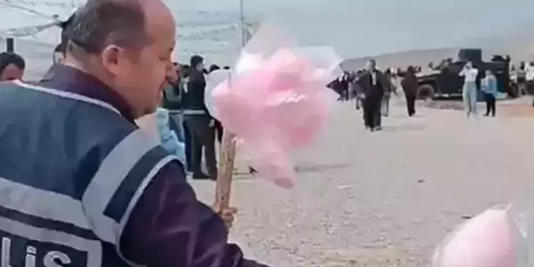 Polis, engelli satıcının pamuk şekerlerini satın alarak dağıttı