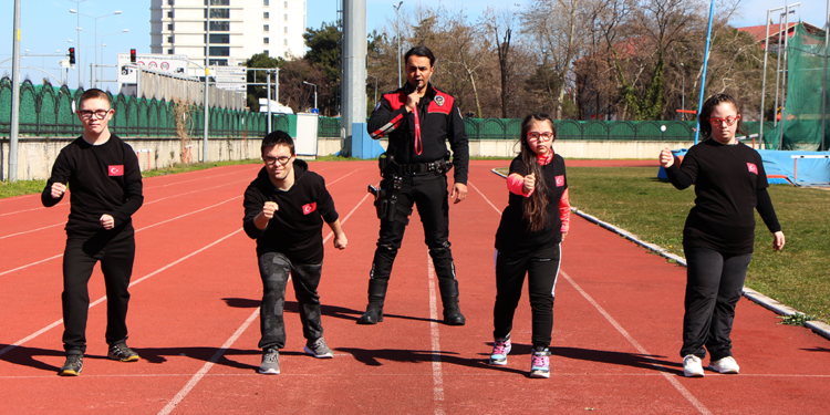 Polis memuru, özel çocukları atletizm şampiyonalarına hazırlıyor
