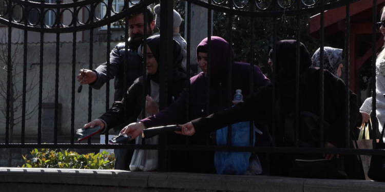Ramazan ayının ilk gününde Oruç Baba Türbesi'nde yoğunluk