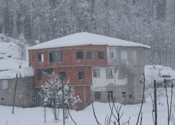Rize'de 60 köy yolu kardan kapandı