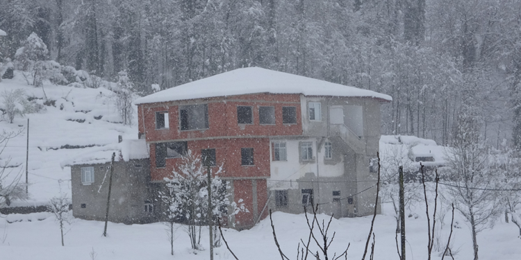 Rize'de 60 köy yolu kardan kapandı