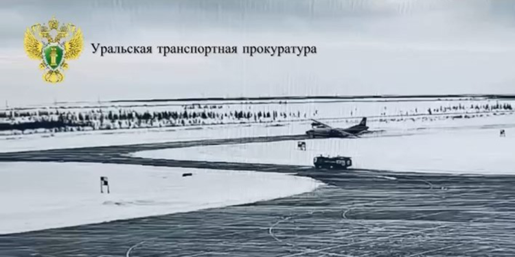 Rusya'da kargo uçağı pistten çıkarak kara saplandı