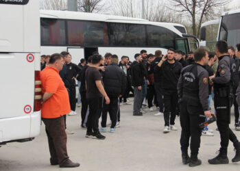 Sakaryaspor ve Beşiktaş taraftarlarından bıçaklı, satırlı kavga