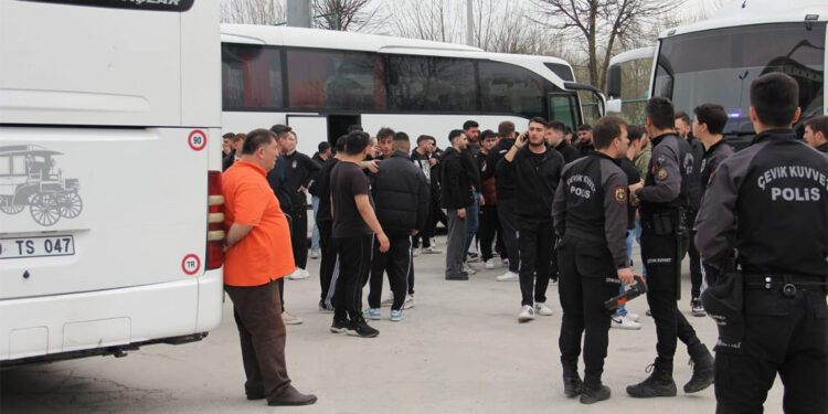 Sakaryaspor ve Beşiktaş taraftarlarından bıçaklı, satırlı kavga