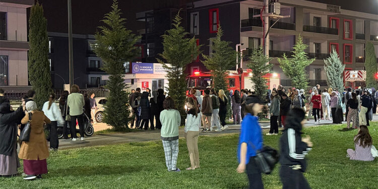 Sakarya'da kız öğrenci yurdunda çıkan yangın endişe yarattı