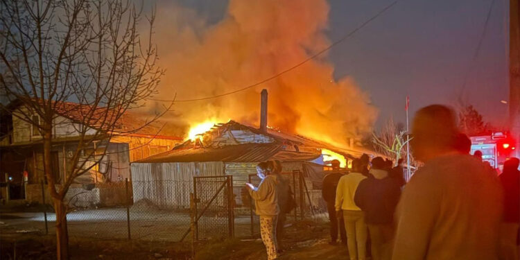 Komşularını öldüren baba ile oğlunun evi yandı