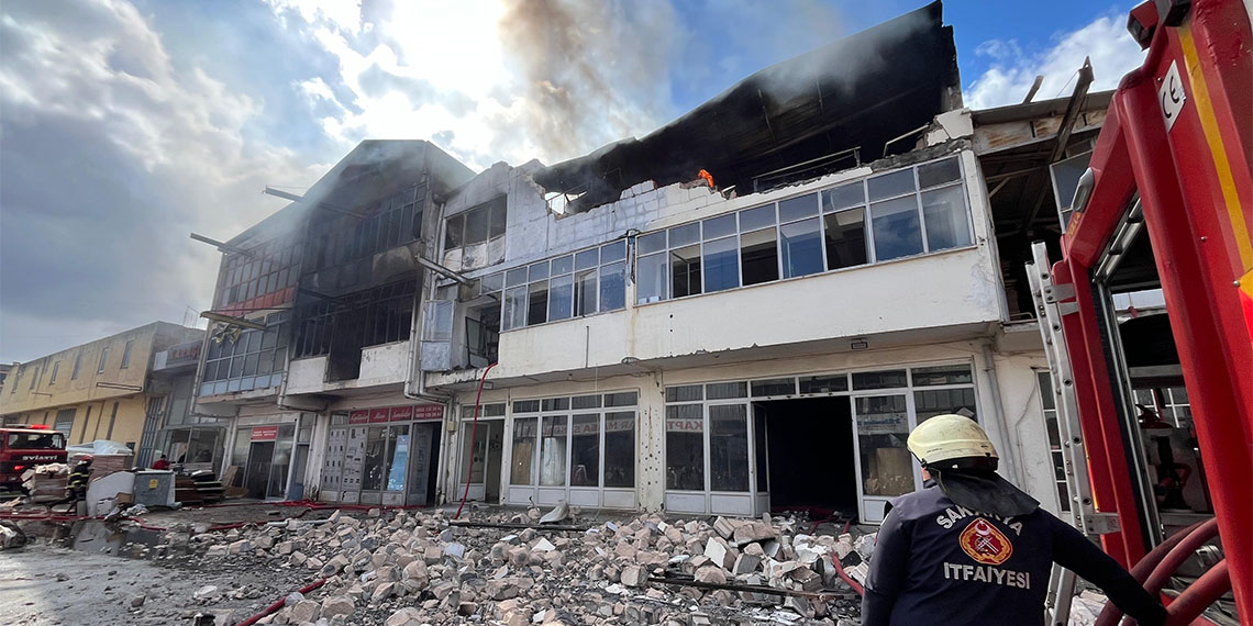 Sakarya'da mobilya imalathanesinde yangın çıktı. Bölgeye sevk edilen itfaiye ekiplerinin müdahalesiyle yangın kontrol altına alındı.