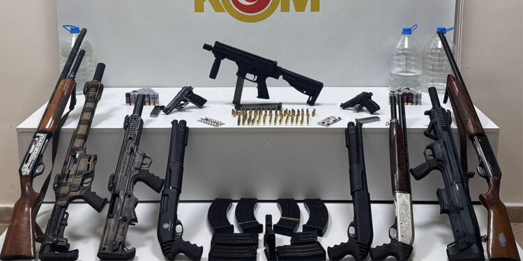 Eğlence mekanında çok sayıda silah ele geçirildi