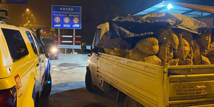 Kamyonetin kasasında 3,5 ton kara kıllı midye ele geçirildi