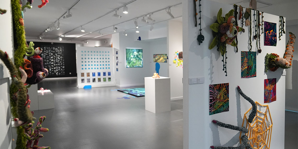 Güzel Sanatlar Fakültesi’nde görev yapan 10 sanatçı, tasarımcı ve oyuncunun eserlerinden oluşan 'Daimi Yolcu' Sergisi, Decollage Art Space’te sanatseverlerle buluştu.