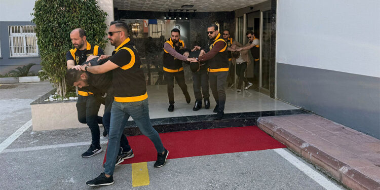 Polis silahlı şüphelileri motosikletle çarparak ele geçirdi