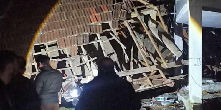 Sinop'ta heyelan; 3 ev yıkıldı: 4 yaralı