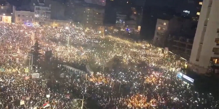 Belgrad'da ülke tarihinin en kalabalık protestosu düzenlendi