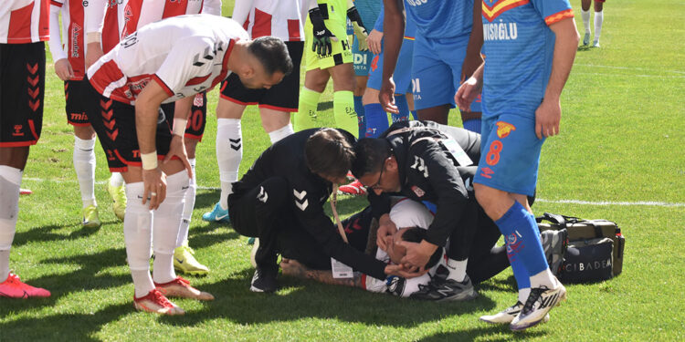 Sivassporlu Rey Manaj, hastaneye kaldırıldı