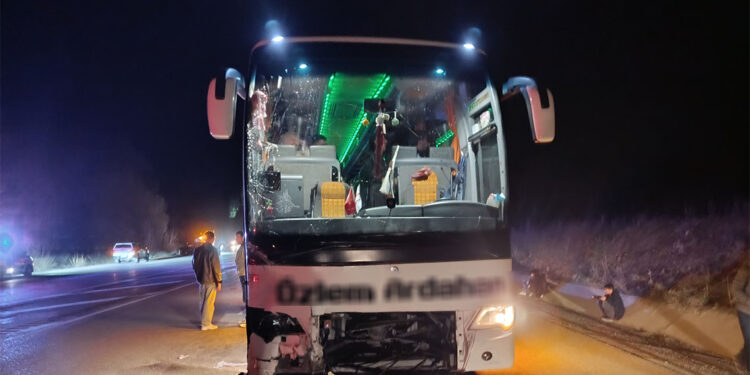 Sivas'ta yolcu otobüsü ile otomobil çarpıştı: 10 yaralı