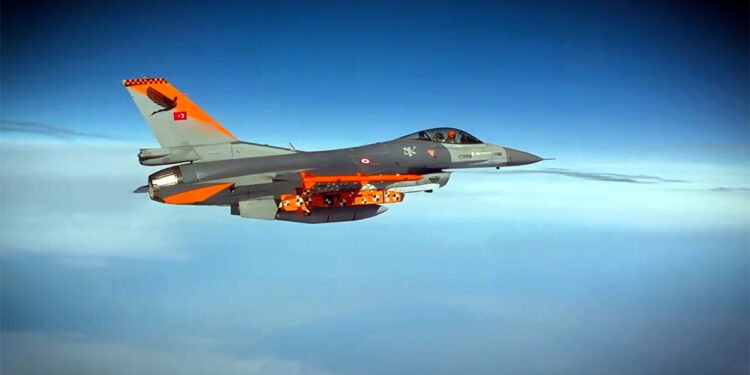 SOM-J seyir füzesinden, su üstü platformdaki hedefe tam isabet