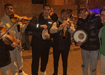 Sahura şarkı ve türkülerle kalkıyorlar