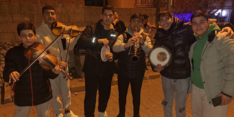 Sahura şarkı ve türkülerle kalkıyorlar 