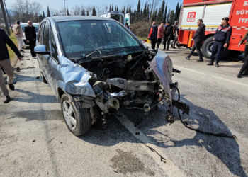 Sakarya'da minibüs ile otomobil çarpıştı; 5'i çocuk 10 yaralı
