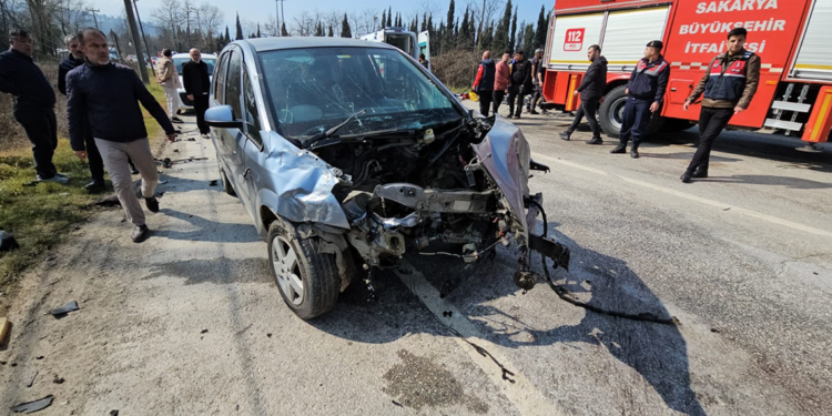 Sakarya'da minibüs ile otomobil çarpıştı; 5'i çocuk 10 yaralı