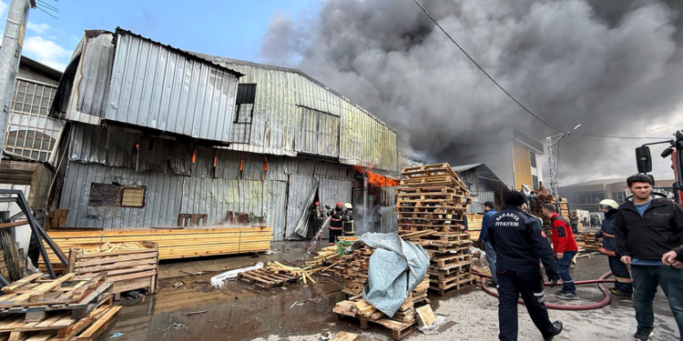 Sakarya'da mobilya imalathanesinde yangın