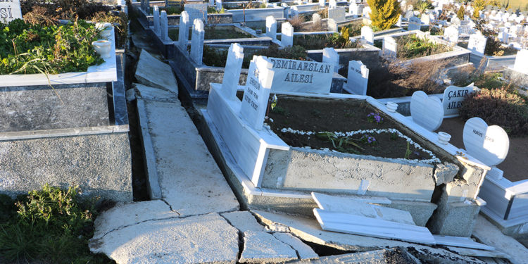 Samsun’da heyelanda mezarlar hasar gördü