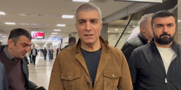 Sanatçı Özcan Deniz Çağlayan Adliyesi'ne geldi