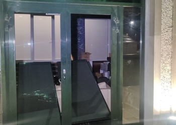 Saraçhane'de göstericiler, İBB binasının kapısını kırıp içeri girdi