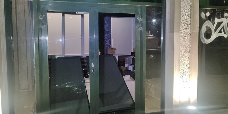 Saraçhane'de göstericiler, İBB binasının kapısını kırıp içeri girdi