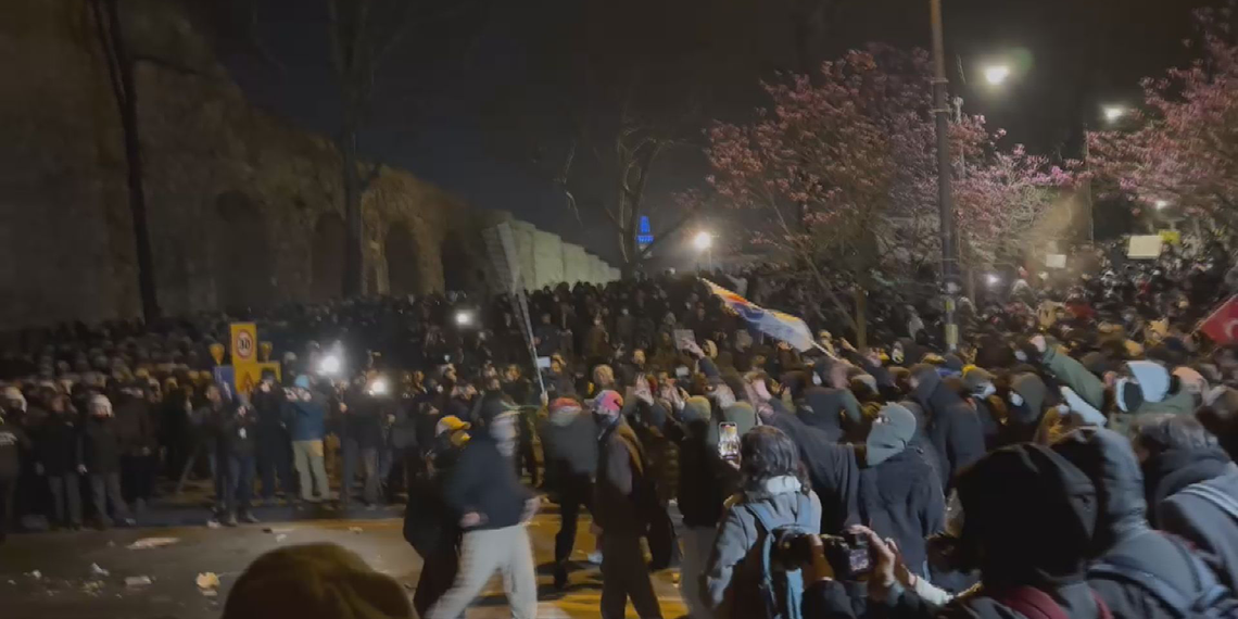 Saraçhane'de göstericiler İBB binasının kapısını kırıp içeri girdi