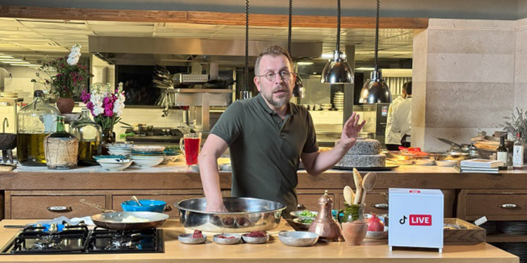 Şef Ömür Akkor, geleneksel iftar sofralarına özel tarifler paylaşıyor