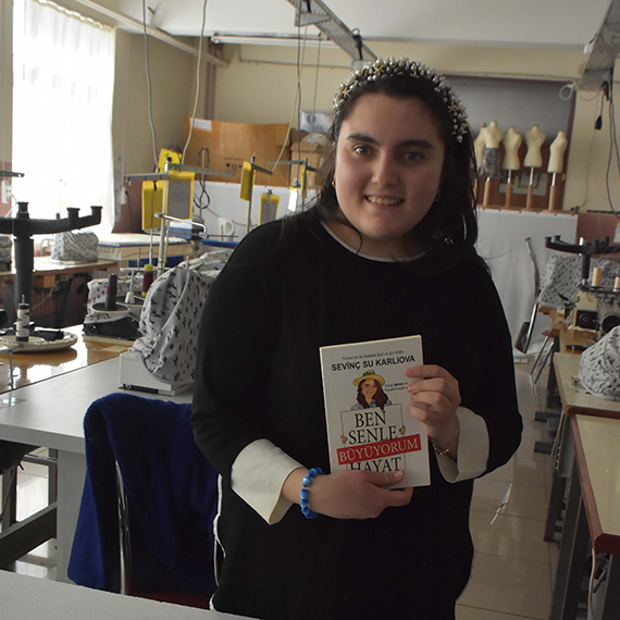 Sevinç Su, ilk dislektik modacı ve yazar olma yolunda ilerliyor