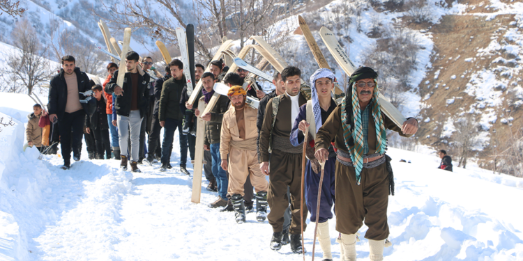 Sıfır noktasında tahta kayakla kar keyfi