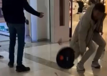 Sık sık arızalanan robot süpürgeyi, satın aldığı mağazanın önünde parçaladı