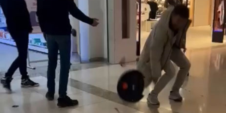 Sık sık arızalanan robot süpürgeyi, satın aldığı mağazanın önünde parçaladı