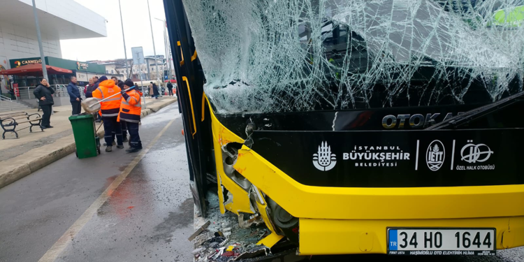 Silivri'de İETT otobüsüyle yolcu minibüsü çarpıştı: 3 yaralı