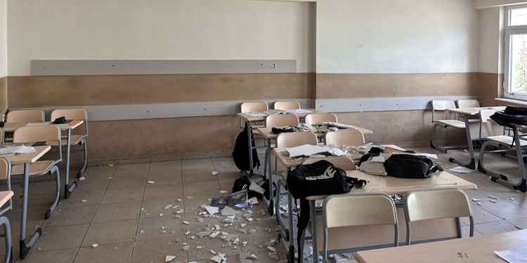 Sınıfın tavan sıvası düştü; 4 öğrenci yaralandı