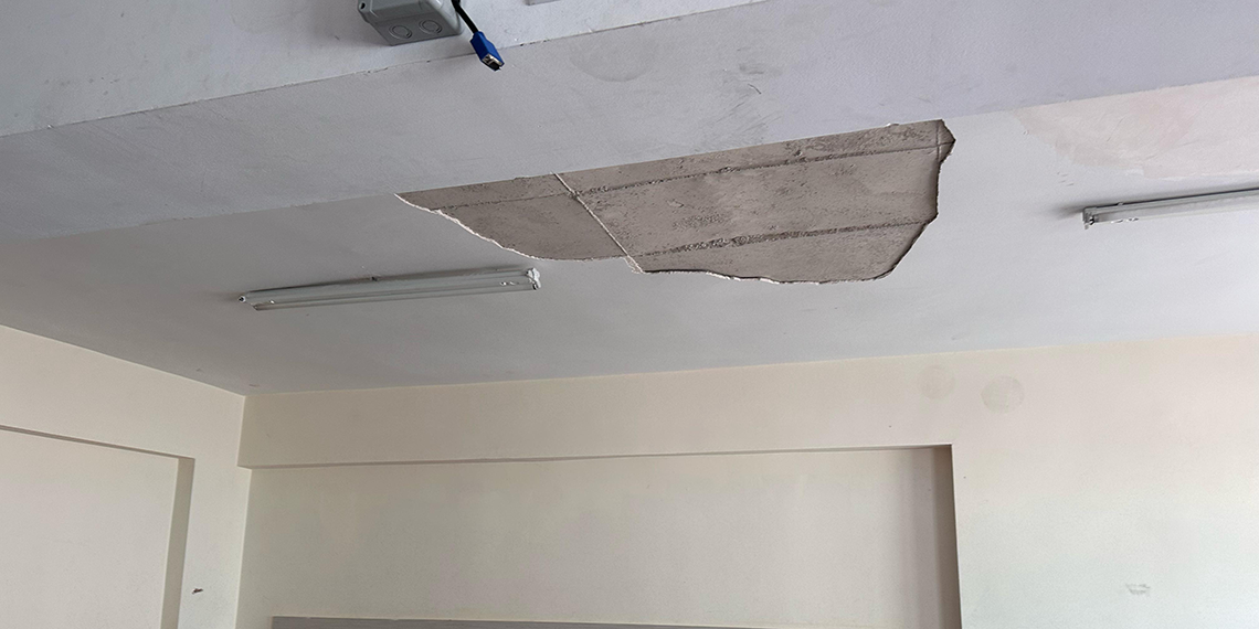 Sınıfın tavan sıvası düştü; 4 öğrenci yaralandı