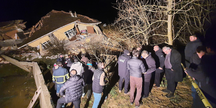 Sinop'ta 3 evin yıkıldığı heyelan sonrası hasar tespit çalışması