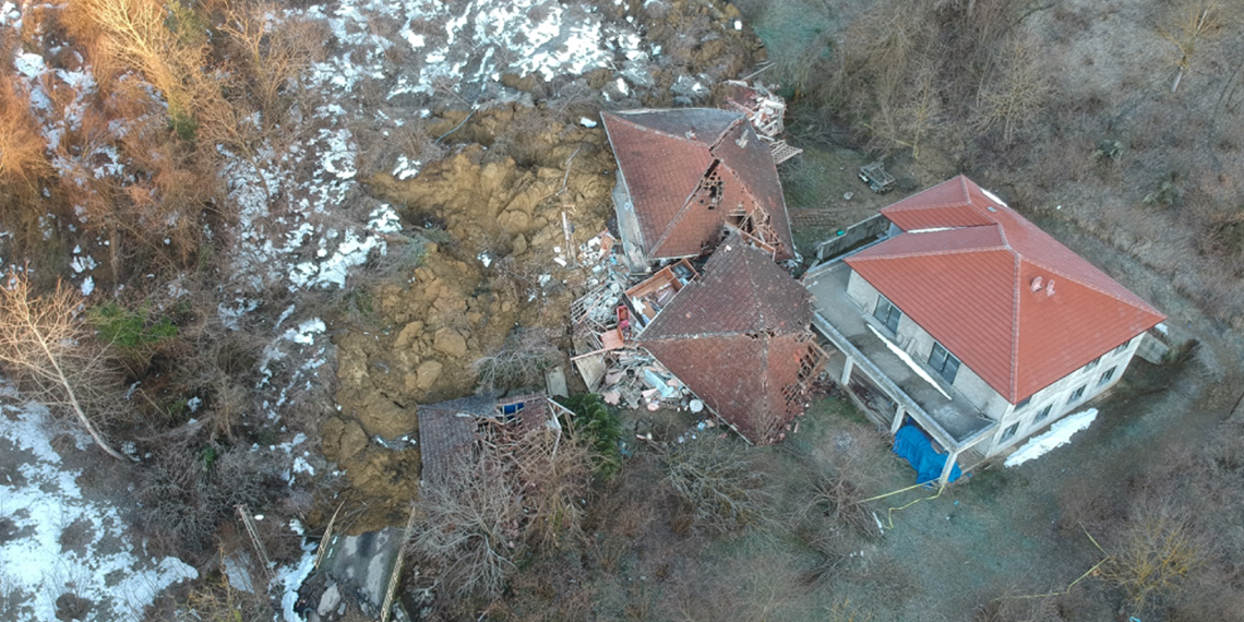 Sinop'ta 3 evin yıkıldığı heyelan sonrası hasar tespit çalışması