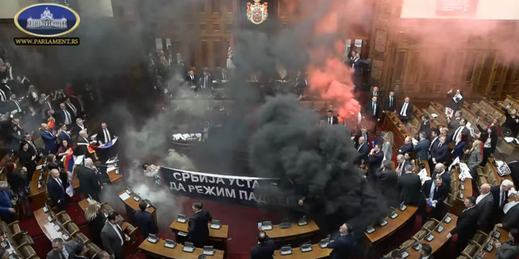 Sırbistan'da Meclis'e sis bombası atıldı