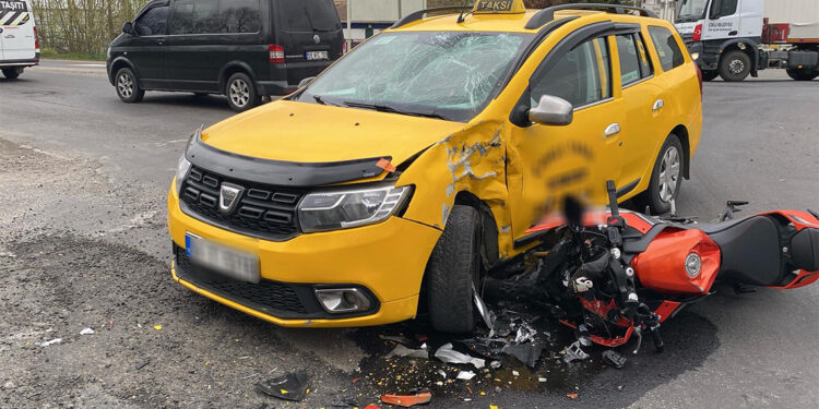 Taksi ile çarpışan motosikletin sürücüsü ağır yaralandı