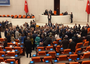 TBMM'de ortalık karıştı; CHP ve AK Partili vekiller birbirine girdi