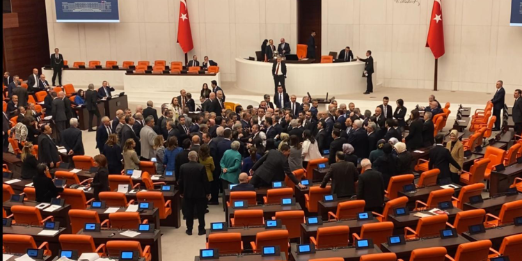 TBMM'de ortalık karıştı; CHP ve AK Partili vekiller birbirine girdi