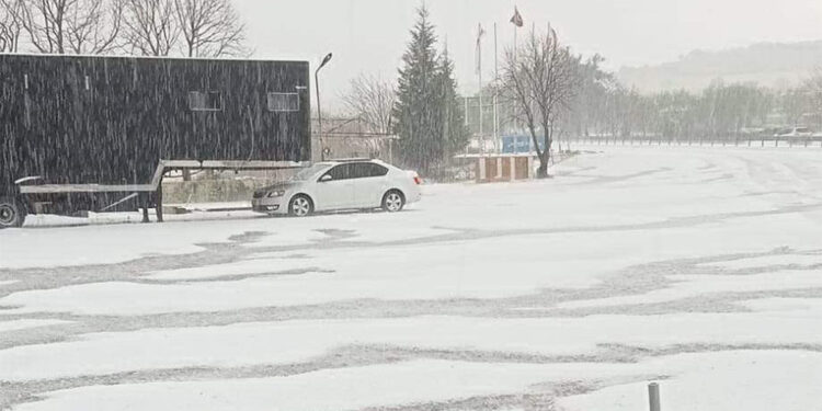 Bursa ve Tekirdağ'da dolu; sürücüler zor anlar yaşadı