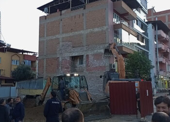 Temel kazısı sırasında bitişikteki 4 katlı binada çökme meydana geldi